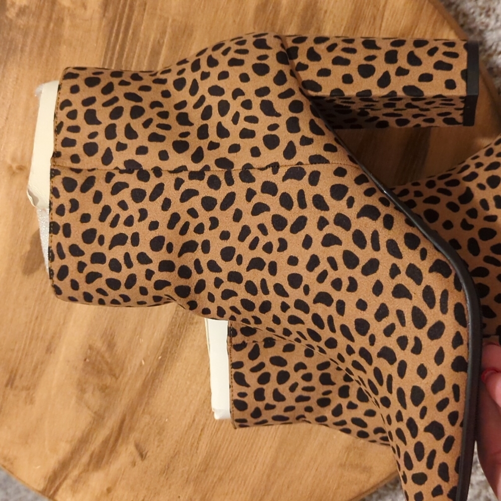 Leopard print bamboo boots sz 8.5